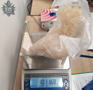 Zabezpieczone przez policjantów narkotyki na wadze.