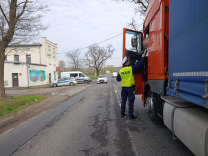 Policjant z Wydziału Ruchu Drogowego Komendy Miejskiej Policji w Łodzi bada trzeźwość kierowcy ciężarówki.