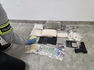 Narkotyki, elektronika, pieniądze i przedmiot przypominający broń zabezpieczone przez policjantów.