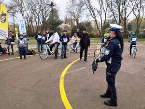 Policjantka wraz z uczestnikami turnieju w trakcie praktycznej części konkursu.