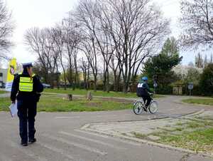 Policjantka nadzoruje uczestnika turnieju w trakcie części praktycznej.