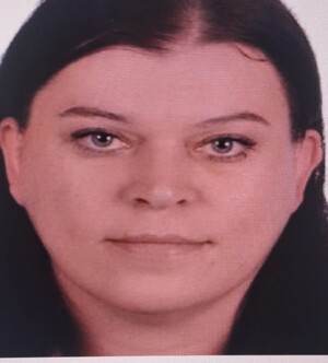 Rysopis – kobieta, wzrost 175 centymetrów, tęga budowa ciała, oczy koloru zielonego.