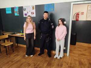Wspólne zdjęcie policjanta z uczennicami.