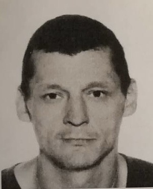 Zdjęcie czarno białe mężczyzny.