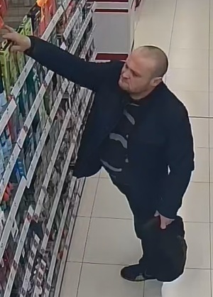 Mężczyzna w wieku około 35-45 lat, wzrost 170cm, włosy krótko przystrzyżone, ubrany był w czarną kurtkę, czarny sweter z szarymi pasami, czarne spodnie, czarne obuwie sportowe