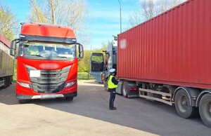 Policjantka z Wydziału Ruchu Drogowego łódzkiej komendy w trakcie kontroli ciężarówek.