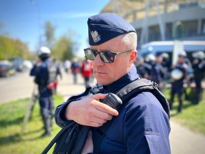 Funkcjonariusz podczas zabezpieczenia.