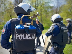 Funkcjonariusze z Oddziału Prewencji Policji w Łodzi, podczas zabezpieczenia.