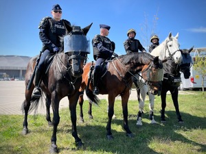 Patrole konne podczas zabezpieczenia.