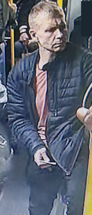 Rysopis sprawcy: mężczyzna w wieku około 40 lat, wzrost około 170 cm, jasne krótkie włosy, ubrany był w ciemną kurtkę, ciemne spodnie, pomarańczowy t-shirt, brązowe buty oraz czapkę z daszkiem w kolorze khaki
