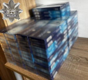 Papierosy bez polskich znaków akcyzy zabezpieczone przez policjantów.
