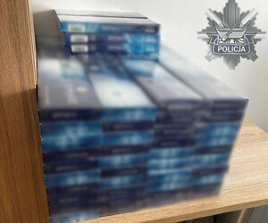 Papierosy bez polskich znaków akcyzy zabezpieczone przez policjantów.