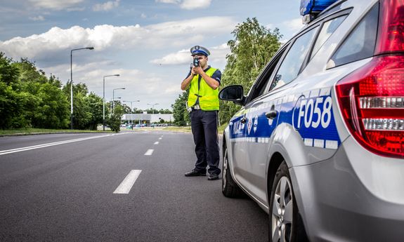 Policjant kontroluje bezpieczeństwo na drodze.
