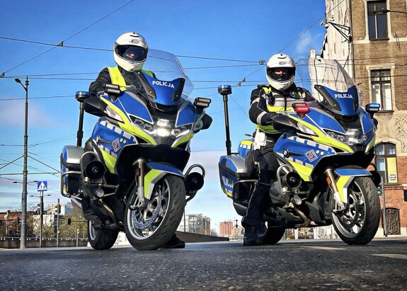 Zdjęcie poglądowe - policjanci na służbowych motocyklach.