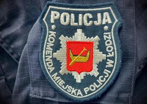 Zdjęcie poglądowe - naszywka Komendy Miejskiej Policji w Łodzi na rękawie bluzy od munduru.