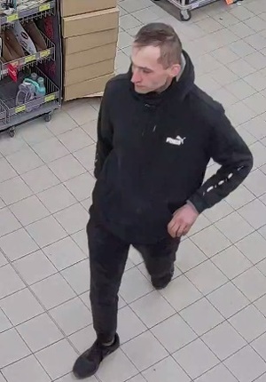 Rysopis sprawcy: mężczyzna w wieku około 30-40 lat, szczupłej budowy ciała, krótkie włosy ciemny blond, ubrany był w czarne spodnie,. czarną kurtkę z kapturem, czarne buty