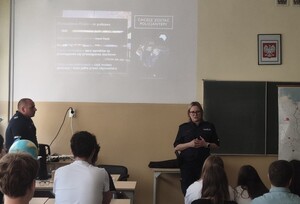 Policjanci w klasie, w trakcie zajęć z młodzieżą