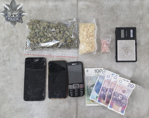 Narkotyki, elektronika i pieniądze zabezpieczone przez policjantów.