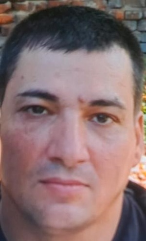 Rysopis: wzrost około 176 cm, średniej budowy ciała, oczy piwne, włosy krótkie ciemne. Brak informacji o ubiorze

Znaki szczególne: tatuaże na obu ramionach