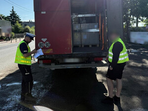 Policjant z łódzkiej drogówki w trakcie kontroli pojazdu ciężarowego i jego kierowcy.