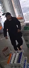 Rysopis sprawcy: mężczyzna w wieku około 40-45 lat, wzrost około 175 cm, szczupłej budowy ciała, ciemne włosy, siwa broda, ubrany był w zieloną kurtkę, długie ciemne spodnie, na plecach miał zielony plecak