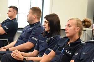 Policjanci słuchający prelekcji.