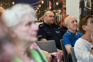 Seniorzy i policjanci w trakcie wykładu.