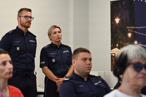Policjanci i seniorzy w trakcie wykładu.