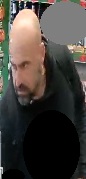 Poszukiwany mężczyzna był ubrany w czarną bluzę.