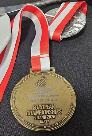 Złoty medal zawodów strzeleckich zdobyty przez łódzkiego policjanta.