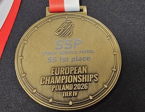 Złoty medal zawodów strzeleckich zdobyty przez łódzkiego policjanta.