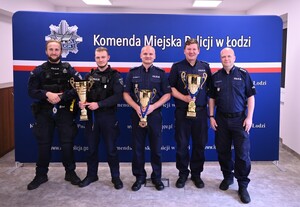 Wspólne zdjęcie Kierowników rewirów dzielnicowych i pary patrolowej z Wydziału Patrolowo - Wywiadowczego łódzkiej komendy, którzy brali udział w konkursach "Patrol Roku" i "Dzielnicowy Roku", z Zastępcą Komendanta Miejskiego Policji w Łodzi nadkomisarzem Jackiem Pachucym.