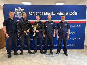 Wspólne zdjęcie patry patrolowej biorącej udział w konkursie "Patrol Roku" z kierownictwem łódzkiej komendy.
