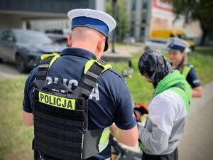 Policjanci w trakcie kontroli drogowej kierującego hulajnogą elektryczną.