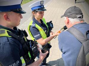 Policjanci badają stan trzeźwości kierującego.