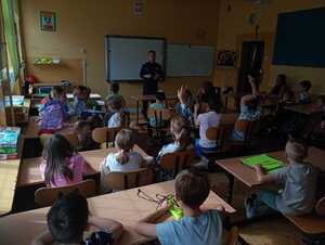 Policjanci w trakcie zajęć z młodzieżą.