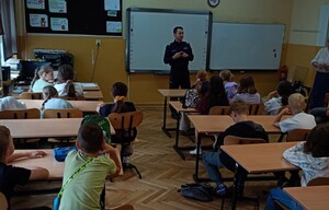 Policjanci w trakcie zajęć z młodzieżą.