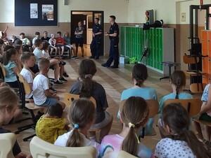 Policjanci w trakcie zajęć z młodzieżą.