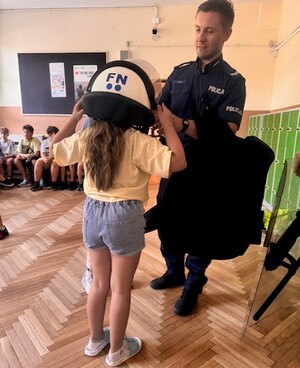 Policjanci w trakcie zajęć z młodzieżą.