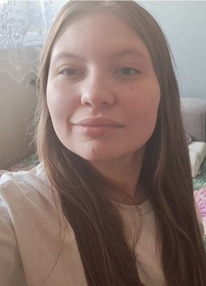 Rysopis: wzrost 155 cm, szczupłej budowy ciała, oczy zielono-niebieskie, włosy ciemny blond, ubrana była w czarną koszulkę z krótkim rękawem, krótkie czarne spodenki jeansowe, czarne buty sportowe

Znaki szczególne: pieprzyk nad górną wargą ust, dwa kolczyki w prawym uchu, jeden w lewym uchu, blizny na lewej ręce