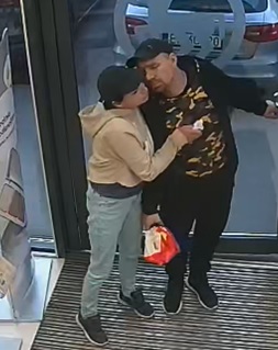 Rysopis sprawców:

Kobieta w wieku około 35-40 lat, średniego wzrostu, czarne włosy, ubrana była w beżową bluzę dresową z kapturem z białym napisem, jasnoniebieskie spodnie, czarne buty z białą podeszwą, na głowie czarna czapka z daszkiem

Mężczyzna w wieku około 35-40 lat, szczupłej budowy ciała, na twarzy zarost, ubrany był w czarne spodnie i bluzę we wzór &amp;quot;moro&amp;quot;, czarną kurtkę/bluzę z kapturem, czarne buty z białą podeszwą, na głowie miał czarną czapkę z daszkiem