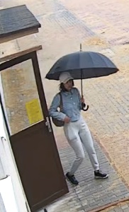 Rysopis sprawcy: kobieta w wieku około 40 lat, wzrost około 165 centymetrów, szczupłej budowy ciała, czarne włosy do ramion, ubrana była w koszule jeansową, białe spodnie, czarne obuwie sportowe, na głowie miała czapkę z daszkiem
