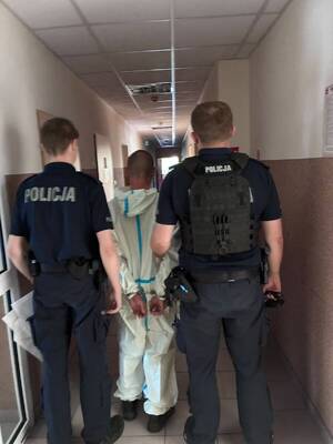 Zatrzymany prowadzony przez łódzkich policjantów.