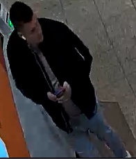 Mężczyzna w czarnej kurtce.