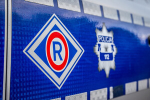 Zdjęcie poglądowe - oznaczenie Wydziału Ruchu Drogowego na drzwiach radiowozu.