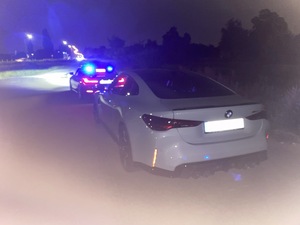 Białe BMW zatrzymane przez policjantów do kontroli.
