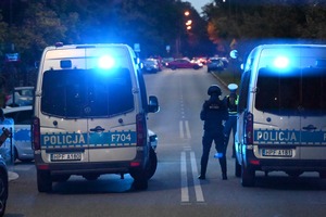 Radiowozy policyjne nocą.