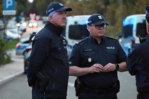 Zastępca Komendanta Wojewódzkiego Policji w Łodzi rozmawia z policjantami.