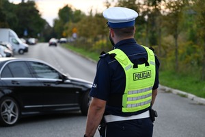 Policjant z Wydziału Ruchu Drogowego podczas zabezpieczenia.
