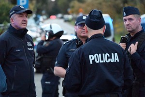Łódzcy policjanci podczas zabezpieczenia meczu piłki nożnej.